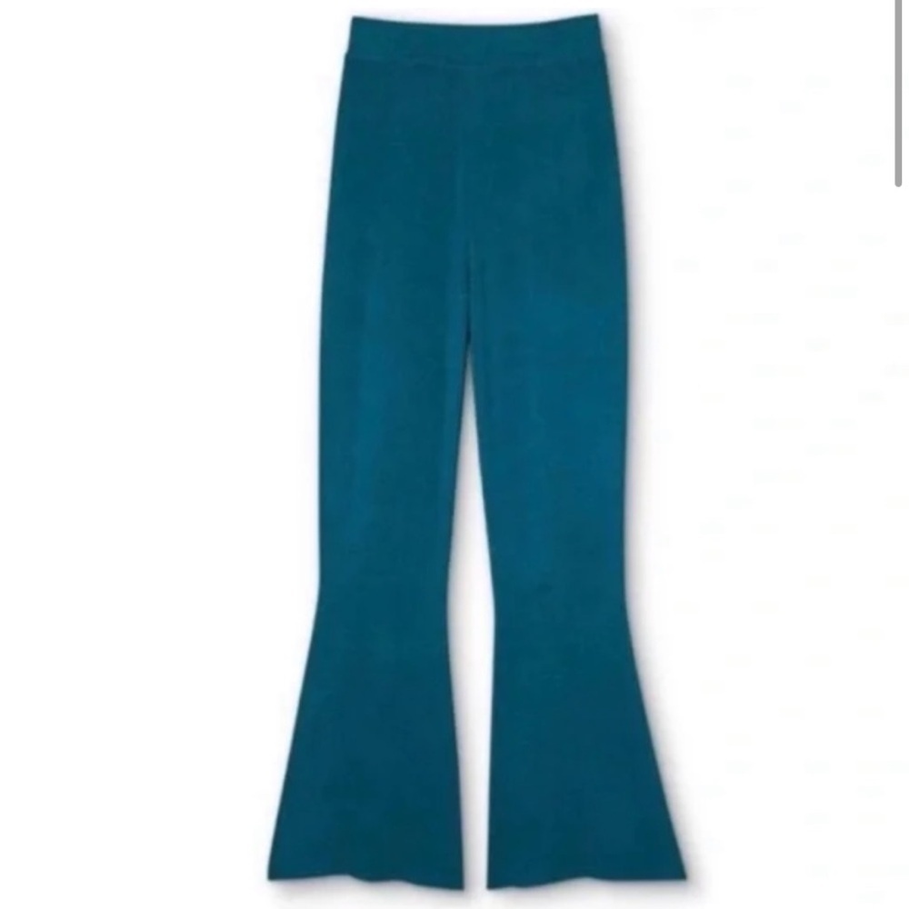 Victor Glemaud × Target XL Teal Sweater
Pants Flare High Rise New Turquoise